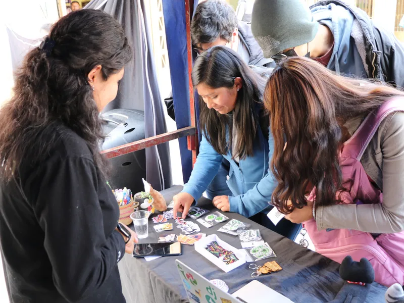 Puesto comunitario en una feria del Hacklab r00thouse