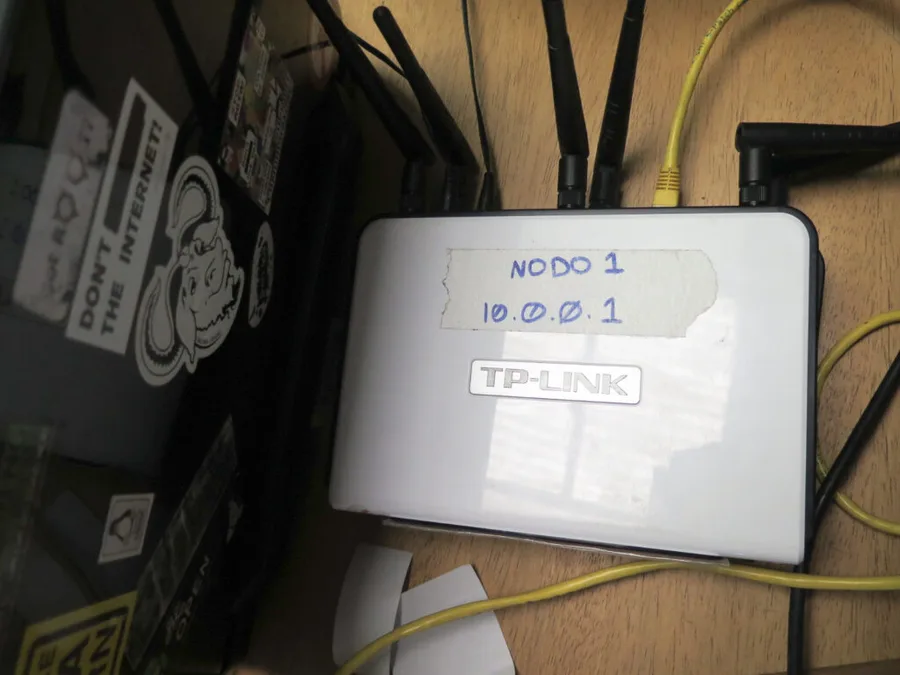 Equipo de red del Hacklab r00thouse etiquetado NODO 1